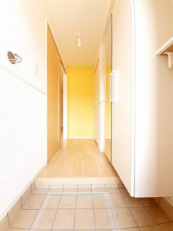 収納もある玄関です