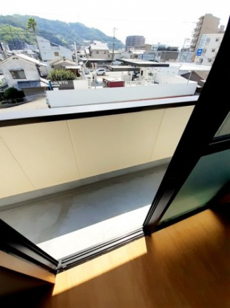 外からの目が気にならないバルコニーで洗濯物が干せます