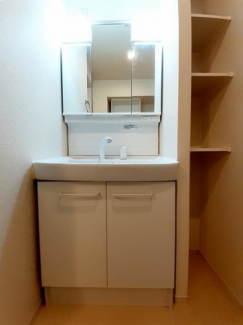 ゆったりとスペースのある洗面所