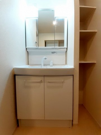 ゆったりとスペースのある洗面所