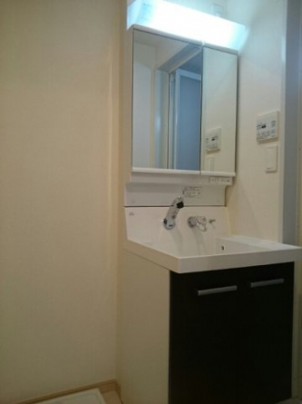 ゆったりとスペースのある洗面所