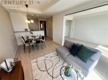 リビングダイニングは家族や友人とのコミュニケーションを楽しむ場所でくつろぎながら食事や会話を楽しめ、多目的に利用できリラックスできる空間です。家庭内の中心として機能し、快適な生活をサポートします。