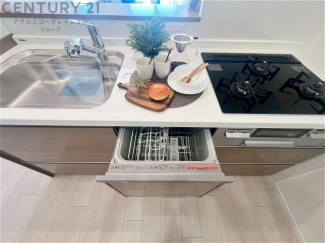 シンプルなデザインと使いやすさを兼ね備えた対面式システムキッチンは、効率的な作業スペースを提供し、家族やゲストとのコミュニケーションを促進します。