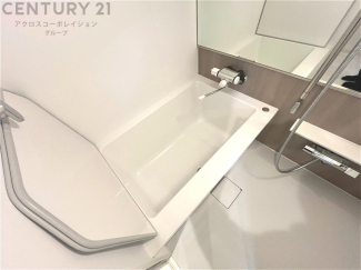 ユニットバスは省スペースでありながら、シンプルな設計と使いやすさを備え、簡便なメンテナンスが可能です。またミラー・小物置き場もあり便利です。