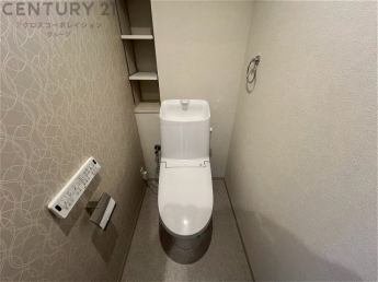 温水洗浄便座付トイレは温水洗浄機能により、暖かい水でおしりを洗浄することができ、冷たい水を使う従来の便座に比べ、温水洗浄機能で暖かいトイレを提供し、快適な使用を可能にします。