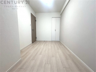 明るい色合いのフローリングとクロスを使用した洋室は家具やインテリアとも調和しやすく空間が広く感じられ開放感を生み出します。自然光を効果的に反射し、室内を明るく保つため、日中の照明使用を抑えられます。