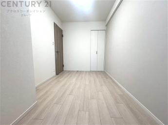 明るい色合いのフローリングとクロスを使用した洋室は家具やインテリアとも調和しやすく空間が広く感じられ開放感を生み出します。自然光を効果的に反射し、室内を明るく保つため、日中の照明使用を抑えられます。