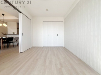 リラックスできるプライベート空間で、快適な睡眠をサポート。個人の好みに合わせたインテリアや寝具で心地良さを追求。プライベートな時間を過ごし、リフレッシュする場所におすすめです。