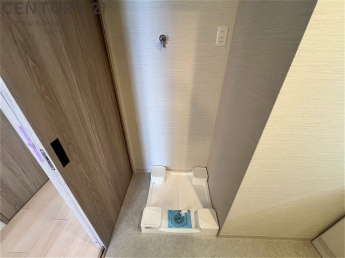 洗濯物の仕分け作業がしやすく、整理整頓が容易になります。洗濯音や湿気を他の部屋に持ち込まず、生活環境を快適に保ちます。上部を活用すれば収納スペースを確保でき洗剤や洗濯用品の整理もしやすくなります。