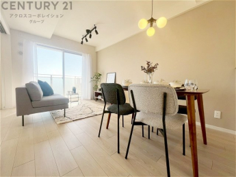 キッチン前のダイニングスペース　カウンターキッチンから料理の受け渡し等に便利です。ダイニングセットを置いても十分な広さを確保。