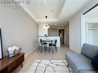 リビングダイニングは家族や友人とのコミュニケーションを楽しむ場所でくつろぎながら食事や会話を楽しめ、多目的に利用できリラックスできる空間です。家庭内の中心として機能し、快適な生活をサポートします。