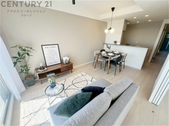 キッチン前のダイニングスペース　カウンターキッチンから料理の受け渡し等に便利です。ダイニングセットを置いても十分な広さを確保。