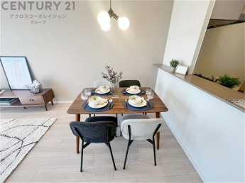 キッチン前のダイニングスペース　カウンターキッチンから料理の受け渡し等に便利です。ダイニングセットを置いても十分な広さを確保。