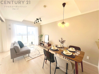 キッチン前のダイニングスペース　カウンターキッチンから料理の受け渡し等に便利です。ダイニングセットを置いても十分な広さを確保。