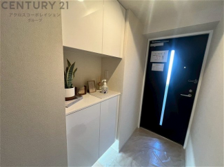 大きな玄関収納付きの玄関です　家族皆様の履物をしっかり収納できます