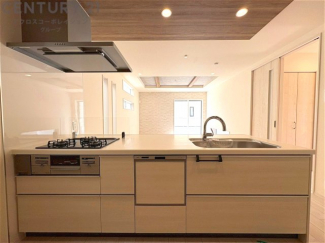 シンプルなデザインと使いやすさを兼ね備えた対面式システムキッチンは、効率的な作業スペースを提供し、家族やゲストとのコミュニケーションを促進します。