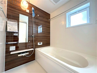 ユニットバスは省スペースでありながら、シンプルな設計と使いやすさを備え、簡便なメンテナンスが可能です。またミラー・小物置き場もあり便利です。