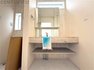 化粧品や洗顔料、歯ブラシなどの必需品をまとめて置ける収納スペースがあり、使用するたびに取り出す手間が省けます。また、水回りのため、濡れても大丈夫な素材が使用されており、お手入れが簡単です。