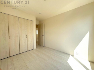 子供部屋…創造性や成長を促す遊びの空間を提供。学習や趣味に集中できる環境を整えます。個別のプライベートスペースは自己表現と自立心を育み、心地よい睡眠環境を整えリラックスできる場所を提供。