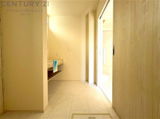 衣服の収納や脱ぎ着や整理整頓がしやすく、湿った衣類を乾燥させるスペースがありカビや臭いの発生を防ぎます。床の汚れを他の部屋に持ち込まず清潔を保つことができます。また快適な入浴環境の整備にも役立ちます。