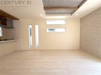 キッチン前のダイニングスペース　カウンターキッチンから料理の受け渡し等に便利です。ダイニングセットを置いても十分な広さを確保。