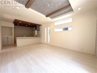 リビングダイニングは家族や友人とのコミュニケーションを楽しむ場所でくつろぎながら食事や会話を楽しめ、多目的に利用できリラックスできる空間です。家庭内の中心として機能し、快適な生活をサポートします。