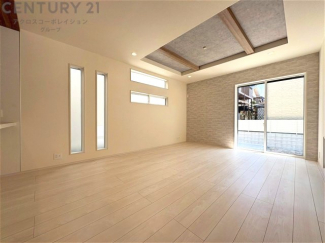 キッチン前のダイニングスペース　カウンターキッチンから料理の受け渡し等に便利です。ダイニングセットを置いても十分な広さを確保。