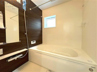 ユニットバスは省スペースでありながら、シンプルな設計と使いやすさを備え、簡便なメンテナンスが可能です。またミラー・小物置き場もあり便利です。