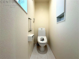 温水洗浄便座付トイレは温水洗浄機能により、暖かい水でおしりを洗浄することができ、冷たい水を使う従来の便座に比べ、温水洗浄機能で暖かいトイレを提供し、快適な使用を可能にします。