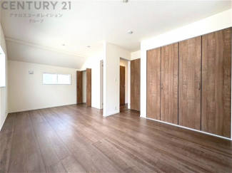 明るい色合いのフローリングとクロスを使用した洋室は家具やインテリアとも調和しやすく空間が広く感じられ開放感を生み出します。自然光を効果的に反射し、室内を明るく保つため、日中の照明使用を抑えられます。