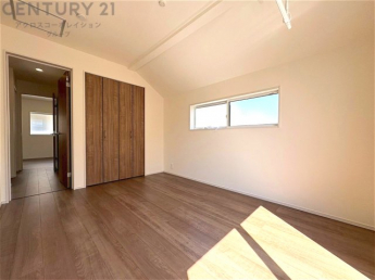 寝室…リラックスできるプライベート空間で、快適な睡眠をサポート。個人の好みに合わせたインテリアや寝具で心地良さを追求。プライベートな時間を過ごし、リフレッシュする場所におすすめです。