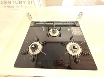 多数の調理器具を同時に使用でき、料理の効率化が可能。省エネで節約になり、様々な料理スタイルに適応できます。また、火力調整が独立しており、手入れや掃除もしやすく、今よりもっとお料理が楽しくなるかも。