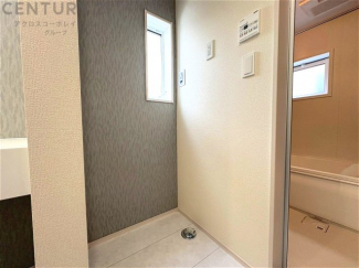 洗濯物の仕分け作業がしやすく、整理整頓が容易になります。洗濯音や湿気を他の部屋に持ち込まず、生活環境を快適に保ちます。上部を活用すれば収納スペースを確保でき洗剤や洗濯用品の整理もしやすくなります。