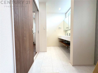 衣服の収納や脱ぎ着や整理整頓がしやすく、湿った衣類を乾燥させるスペースがありカビや臭いの発生を防ぎます。床の汚れを他の部屋に持ち込まず清潔を保つことができます。また快適な入浴環境の整備にも役立ちます。