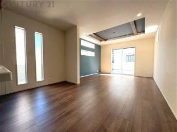 キッチン前のダイニングスペース　カウンターキッチンから料理の受け渡し等に便利です。ダイニングセットを置いても十分な広さを確保。