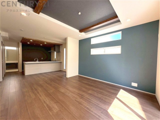 リビングダイニングは家族や友人とのコミュニケーションを楽しむ場所でくつろぎながら食事や会話を楽しめ、多目的に利用できリラックスできる空間です。家庭内の中心として機能し、快適な生活をサポートします。