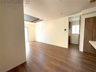 キッチン前のダイニングスペース　カウンターキッチンから料理の受け渡し等に便利です。ダイニングセットを置いても十分な広さを確保。