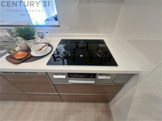 多数の調理器具を同時に使用でき、料理の効率化が可能。省エネで節約になり、様々な料理スタイルに適応できます。また、火力調整が独立しており、手入れや掃除もしやすく、今よりもっとお料理が楽しくなるかも。