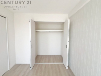 衣類やアクセサリー、小物類の収納が便利で整理整頓がしやすく、部屋の美観を保ちつつ、スペースを最大限に活用できます。衣服のしわやダメージを防ぎ、長持ちさせることができます。