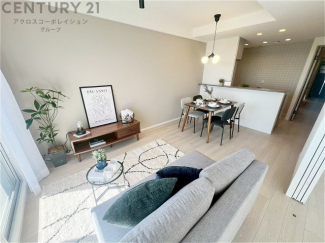 キッチン前のダイニングスペース　カウンターキッチンから料理の受け渡し等に便利です。ダイニングセットを置いても十分な広さを確保。