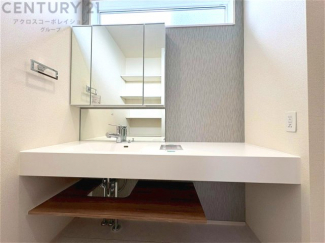 化粧品や洗顔料、歯ブラシなどの必需品をまとめて置ける収納スペースがあり、使用するたびに取り出す手間が省けます。また、水回りのため、濡れても大丈夫な素材が使用されており、お手入れが簡単です。