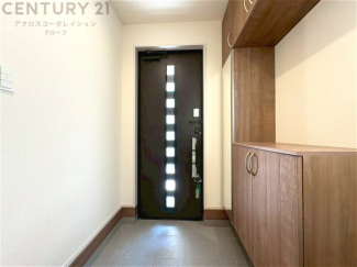 大きな玄関収納付きの玄関です　家族皆様の履物をしっかり収納できます
