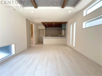 リビングダイニングは家族や友人とのコミュニケーションを楽しむ場所でくつろぎながら食事や会話を楽しめ、多目的に利用できリラックスできる空間です。家庭内の中心として機能し、快適な生活をサポートします。