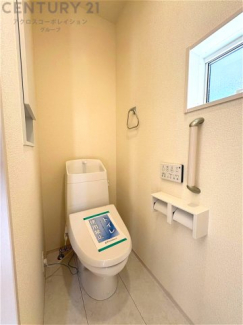 温水洗浄便座付トイレは温水洗浄機能により、暖かい水でおしりを洗浄することができ、冷たい水を使う従来の便座に比べ、温水洗浄機能で暖かいトイレを提供し、快適な使用を可能にします。