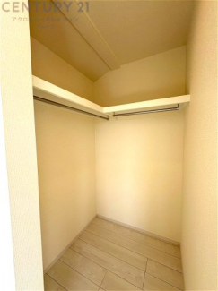 収納力が高く洋服や小物を整理しやすく、更衣室のように使え、部屋がすっきり保てます。収納の配置を自由に調整でき、換気性が良く防湿・防虫対策も可能。快適で機能的な生活空間を実現できます♪