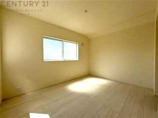 明るい色合いのフローリングとクロスを使用した洋室は家具やインテリアとも調和しやすく空間が広く感じられ開放感を生み出します。自然光を効果的に反射し、室内を明るく保つため、日中の照明使用を抑えられます。