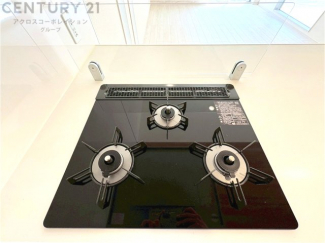 多数の調理器具を同時に使用でき、料理の効率化が可能。省エネで節約になり、様々な料理スタイルに適応できます。また、火力調整が独立しており、手入れや掃除もしやすく、今よりもっとお料理が楽しくなるかも。