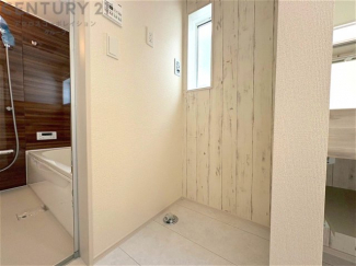 洗濯物の仕分け作業がしやすく、整理整頓が容易になります。洗濯音や湿気を他の部屋に持ち込まず、生活環境を快適に保ちます。上部を活用すれば収納スペースを確保でき洗剤や洗濯用品の整理もしやすくなります。