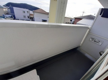 暖かな日差しのふりそそぐバルコニー