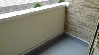 暖かな日差しのふりそそぐバルコニー